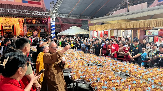 Sư thầy được mời đến làm lễ cầu an trước khi hơn 3.000 hoa đăng được thả xuống sông Đồng Nai Sư thầy được mời đến làm lễ cầu an trước khi hơn 3.000 hoa đăng được thả xuống sông Đồng Nai