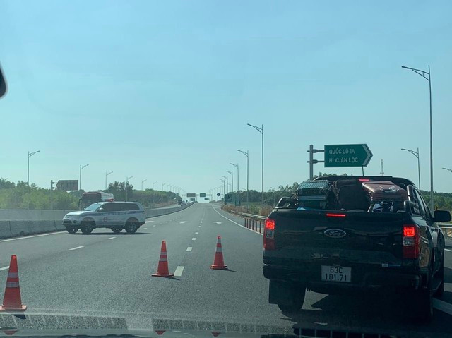 CSGT hướng dẫn các xe ô tô di chuyển từ đường cao tốc Phan Thiết - Dầu Giây xuống quốc lộ 1 tại địa phận huyện Xuân Lộc (Ảnh: Trang Thanh) CSGT hướng dẫn các xe ô tô di chuyển từ đường cao tốc Phan Thiết - Dầu Giây xuống quốc lộ 1 tại địa phận huyện Xuân Lộc (Ảnh: Trang Thanh)