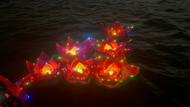 Đèn hoa đăng lung linh trôi trên sông Đồng Nai sau khi được người dân thả xuống Đèn hoa đăng lung linh trôi trên sông Đồng Nai sau khi được người dân thả xuống