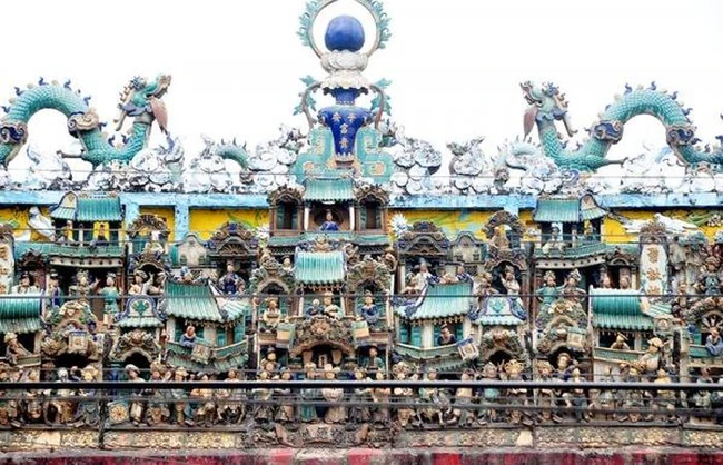 Hình tượng rồng trên mái di tích đình Tân Lân (TP Biên Hòa, tỉnh Đồng Nai).