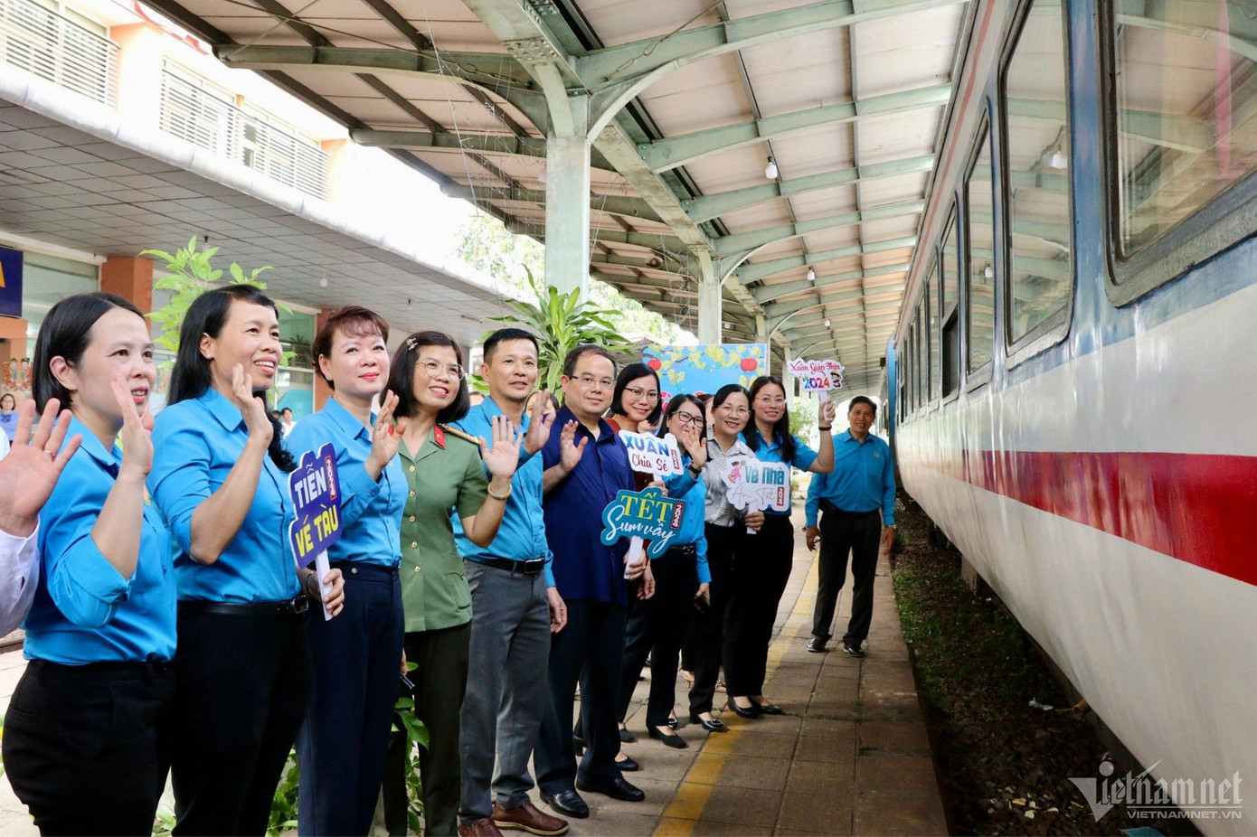 Tổng Liên đoàn Lao động Việt Nam cùng lãnh đạo các ban ngành tỉnh Đồng Nai đã đến tiễn người lao động lên tàu.