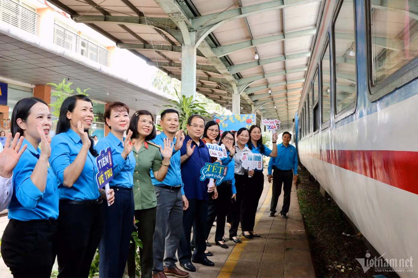 Tổng Liên đoàn Lao động Việt Nam cùng lãnh đạo các ban ngành tỉnh Đồng Nai đã đến tiễn người lao động lên tàu.