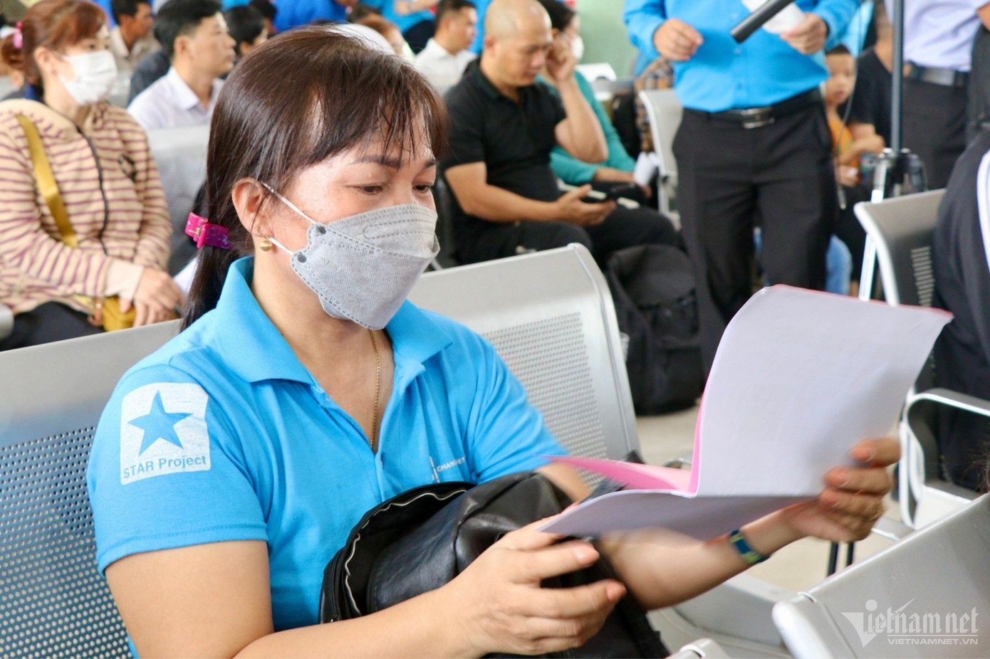 Chị Đinh Thị Tuyển vui mừng sau 23 năm được về quê đón Tết.