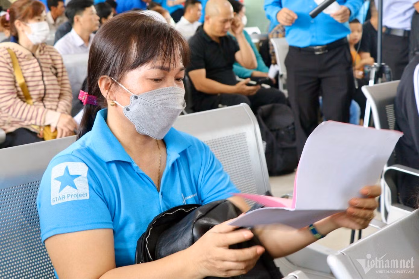 Chị Đinh Thị Tuyển vui mừng sau 23 năm được về quê đón Tết.