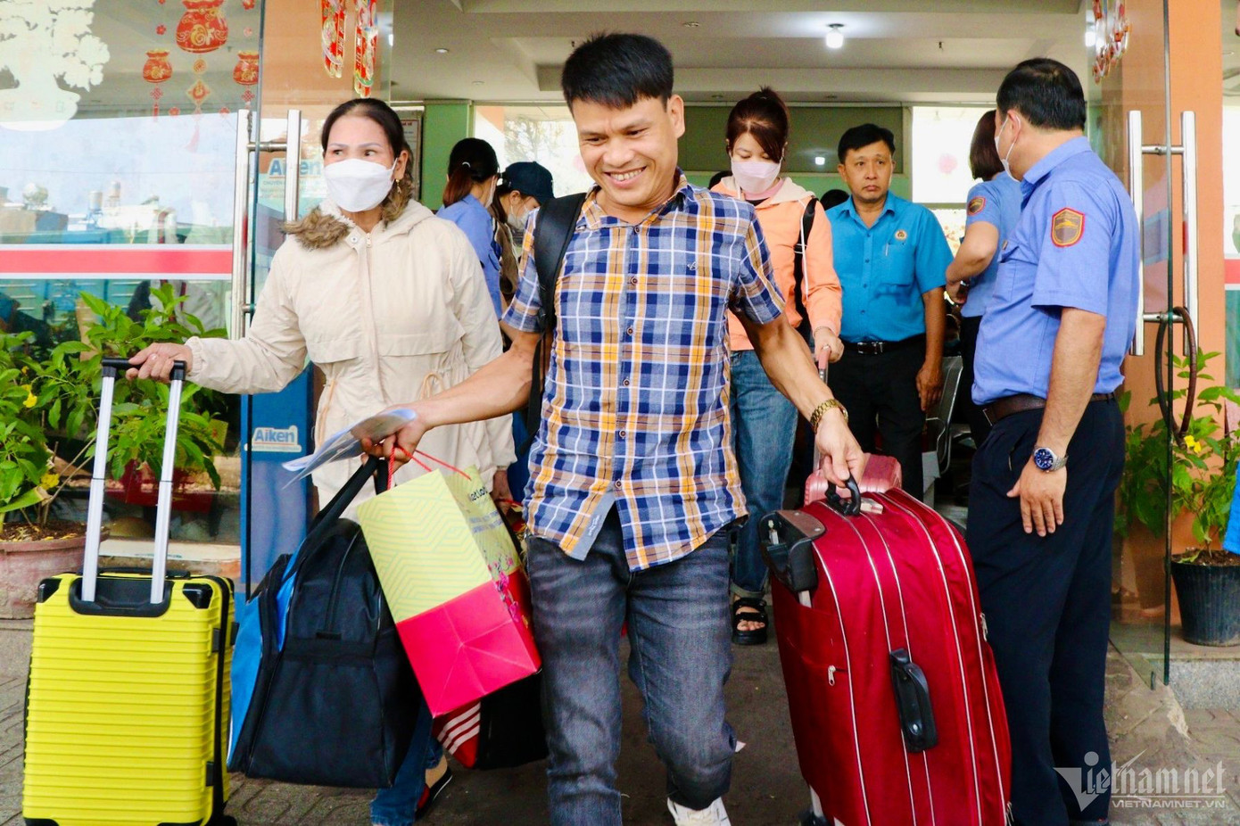 Người lao động vui mừng lên tàu về quê xum họp, đoàn viên.