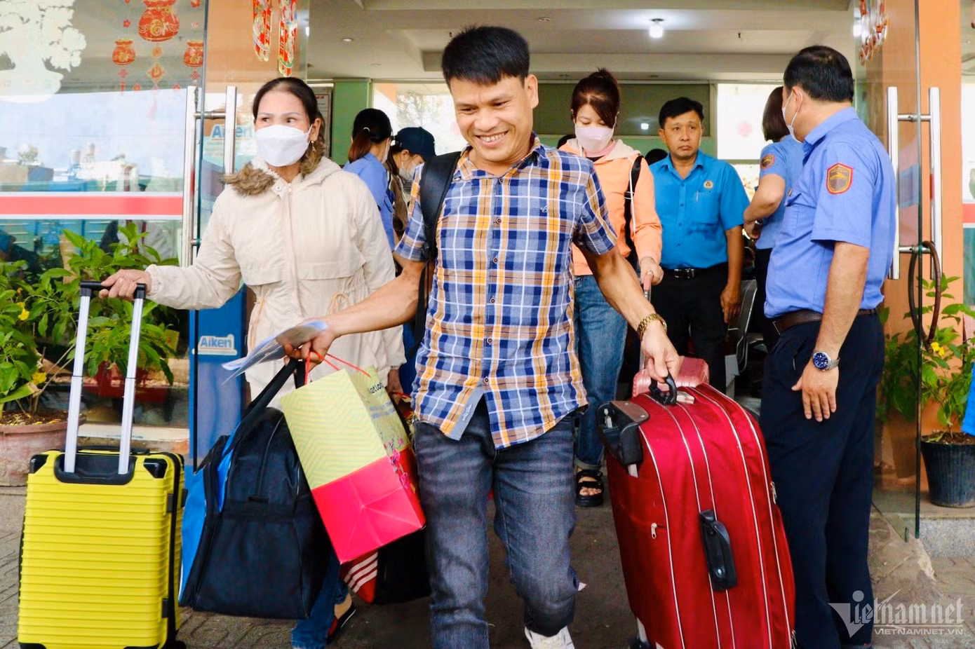 Người lao động vui mừng lên tàu về quê xum họp, đoàn viên.