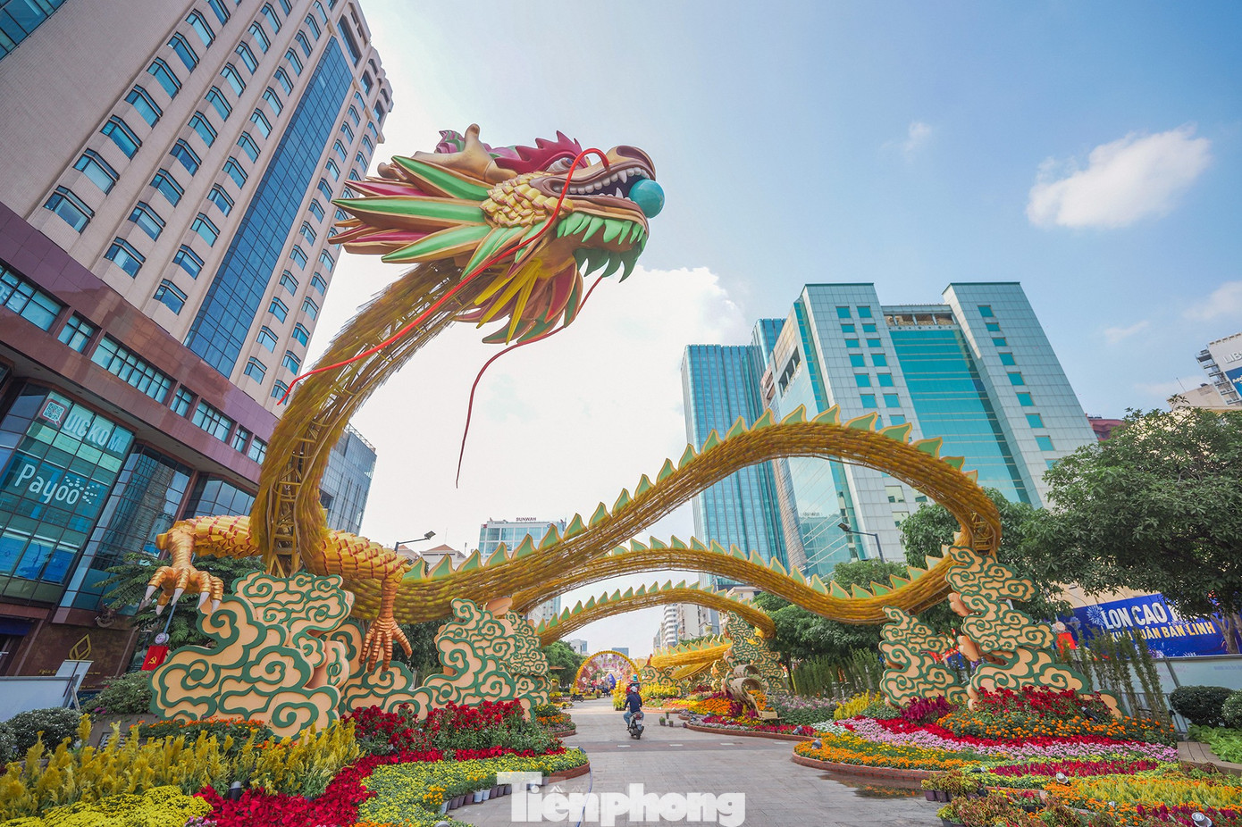 Từ khi những hình ảnh đầu tiên về thiết kế được công bố đến khi kết thúc vào đêm ngày 14/2, Đường hoa Nguyễn Huệ 2024 đã nhận được rất nhiều lời khen từ hàng triệu người dân và du khách, trở thành Đường hoa đẹp nhất trong 21 năm thực hiện Đường hoa Nguyễn Huệ. Từ khi những hình ảnh đầu tiên về thiết kế được công bố đến khi kết thúc vào đêm ngày 14/2, Đường hoa Nguyễn Huệ 2024 đã nhận được rất nhiều lời khen từ hàng triệu người dân và du khách, trở thành Đường hoa đẹp nhất trong 21 năm thực hiện Đường hoa Nguyễn Huệ.