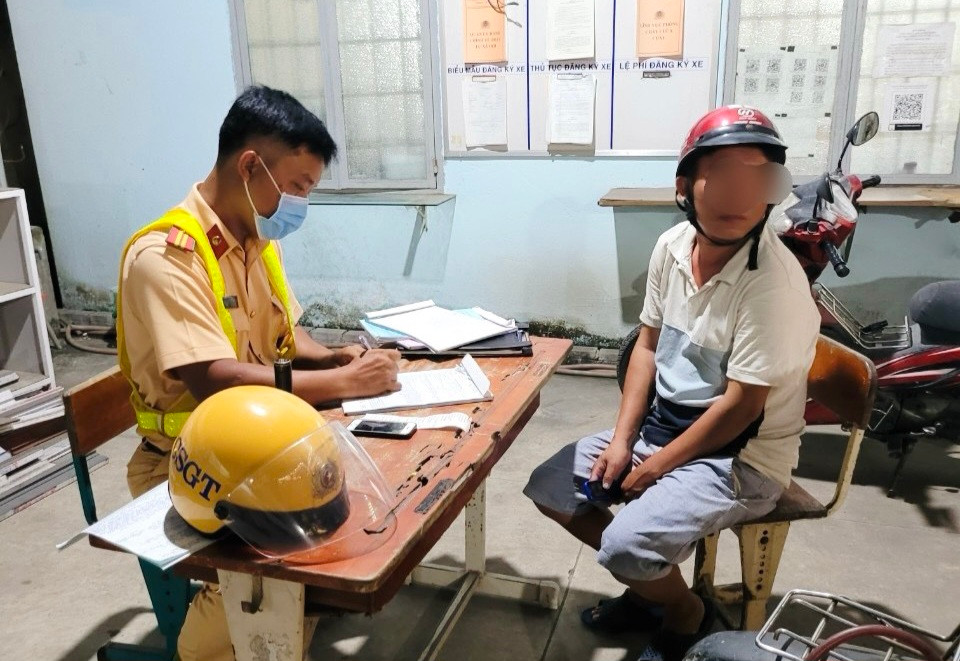 Đội CSGT-TT Công an huyện Củ Chi xử lý nhiều trường hợp vi phạm nồng độ cồn ngày Tết. Ảnh: N.Vinh