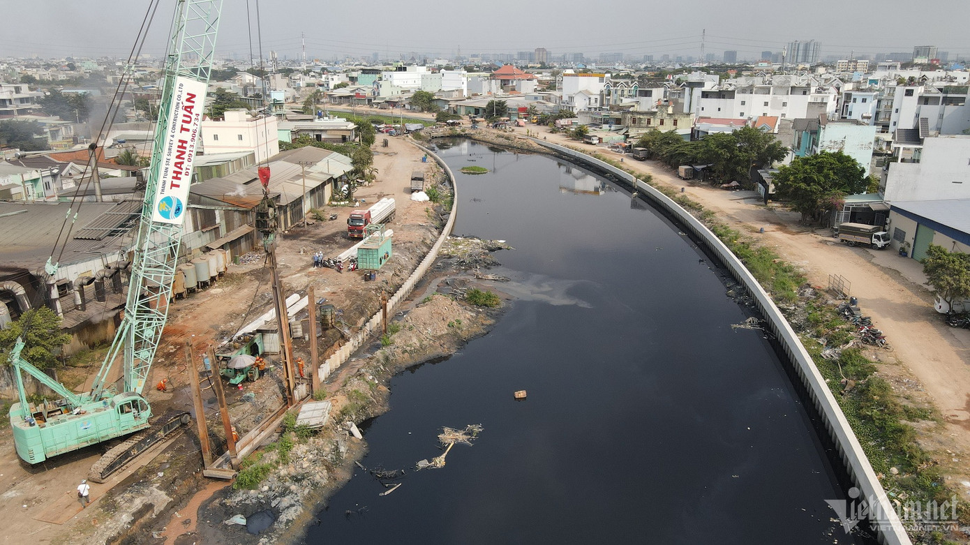 Hình ảnh thi công dự án cải tạo kênh Tham Lương - Bến Cát - rạch Nước Lên đoạn qua địa bàn quận Bình Tân. Hình ảnh thi công dự án cải tạo kênh Tham Lương - Bến Cát - rạch Nước Lên đoạn qua địa bàn quận Bình Tân.
