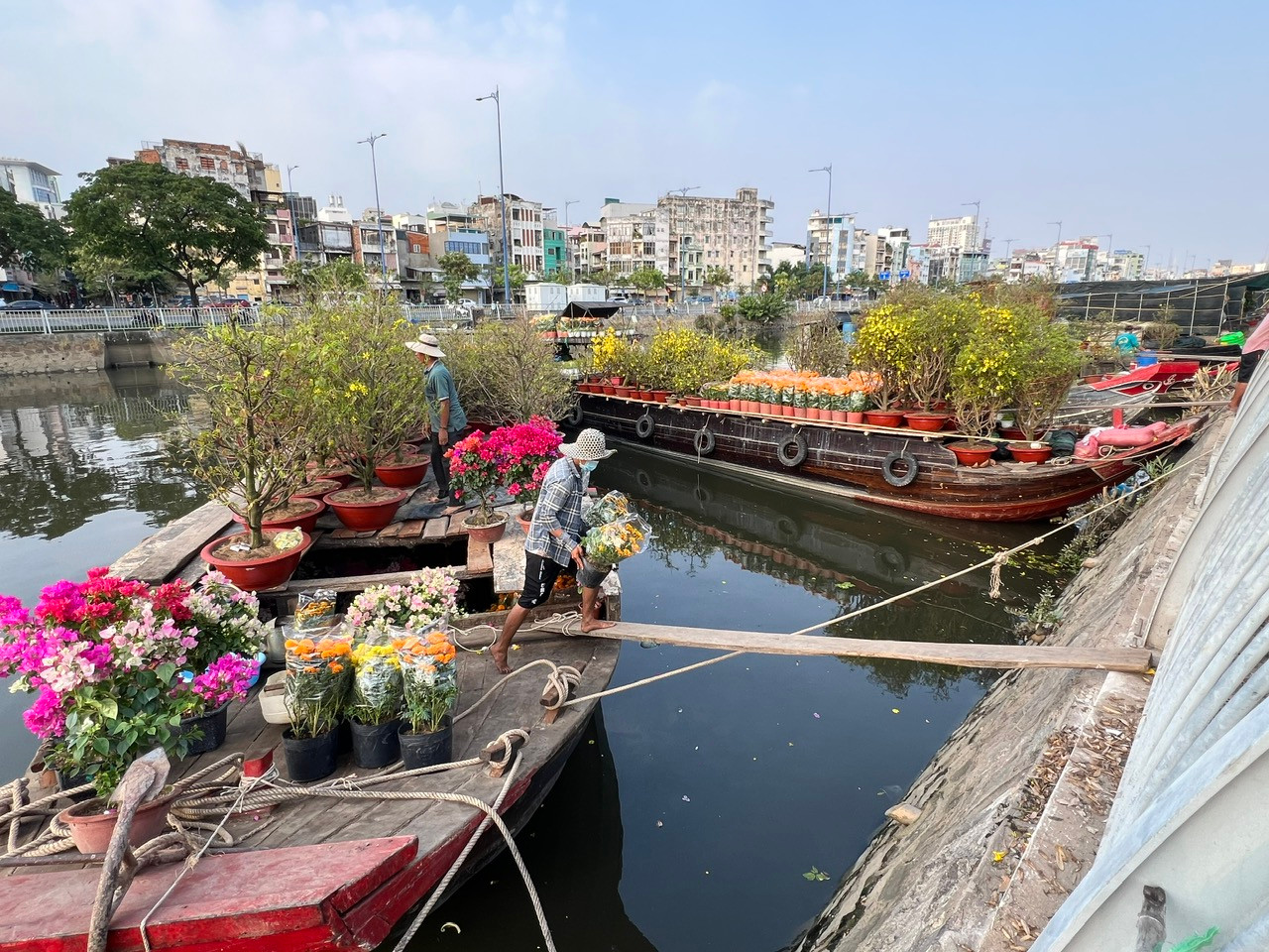 Các ghe bán hoa kiểng Tết ở khu vực Bến Bình Đông đang giảm giá mạnh để về quê sớm