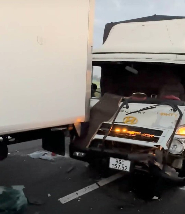 Ba ô tô đâm liên hoàn trên cao tốc Trung Lương-TPHCM qua địa phận Long An. Ảnh: Thiên Long Ba ô tô đâm liên hoàn trên cao tốc Trung Lương-TPHCM qua địa phận Long An. Ảnh: Thiên Long