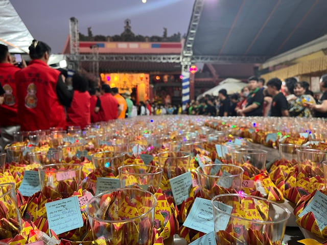 Trên mỗi hoa đăng, người dân ghi tên và mong muốn gửi đến người thân yêu những điều may mắn trong năm mới Trên mỗi hoa đăng, người dân ghi tên và mong muốn gửi đến người thân yêu những điều may mắn trong năm mới