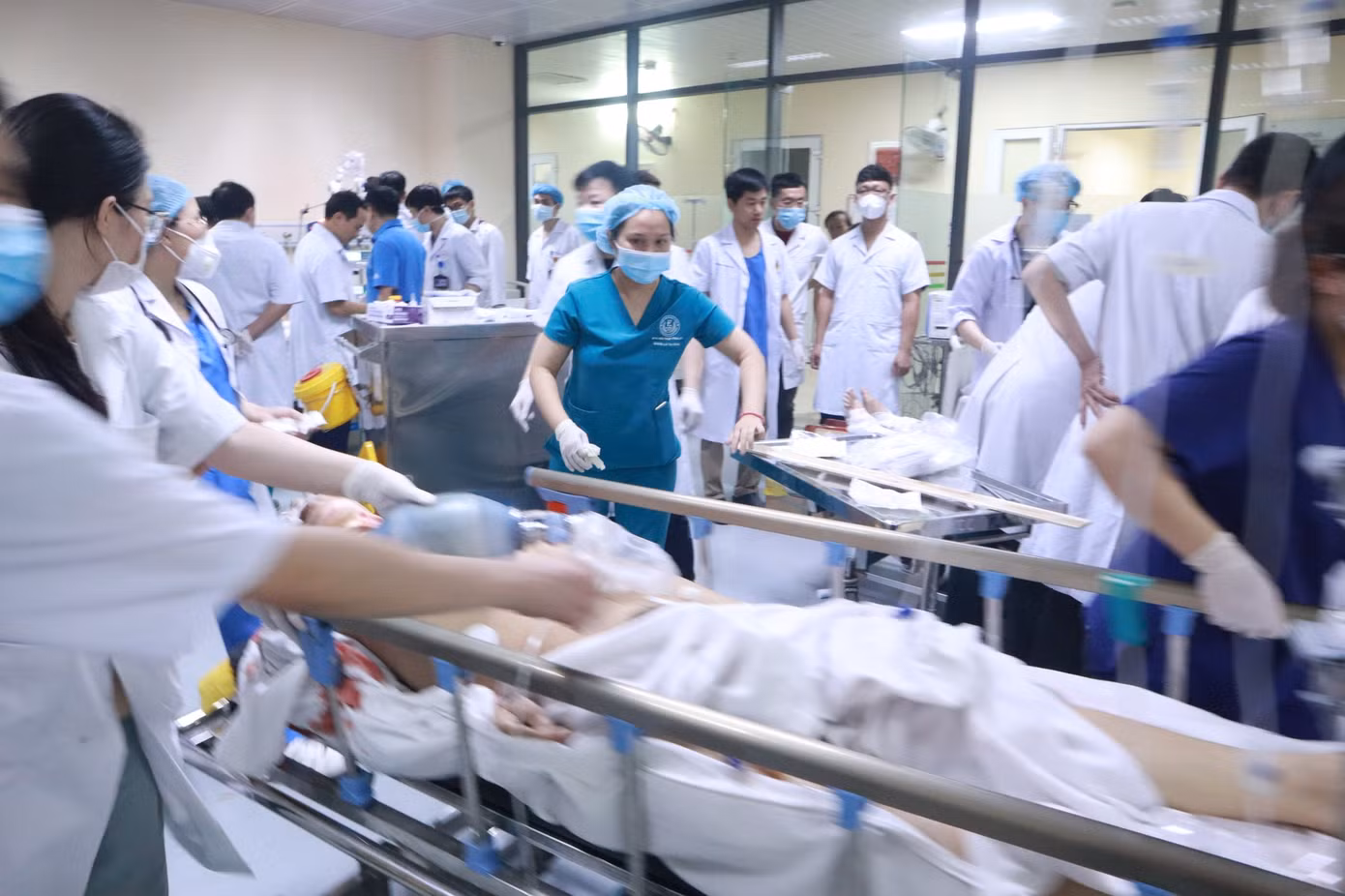 Ngay lập tức, toàn bộ các y bác sĩ của kíp trực dưới sự chỉ huy của TS.BS Nguyễn Đình Liên – Trưởng khoa Phẫu thuật Thận tiết niệu và Nam học, nhanh chóng cấp cứu người bệnh.
