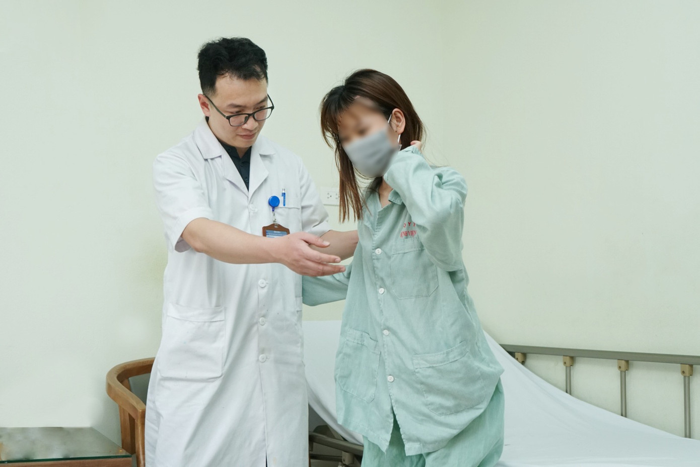 Cô gái trẻ hồi phục thần kỳ sau tai nạn do bị xe tải lùi cán vào người. Ảnh: Bệnh viện cung cấp