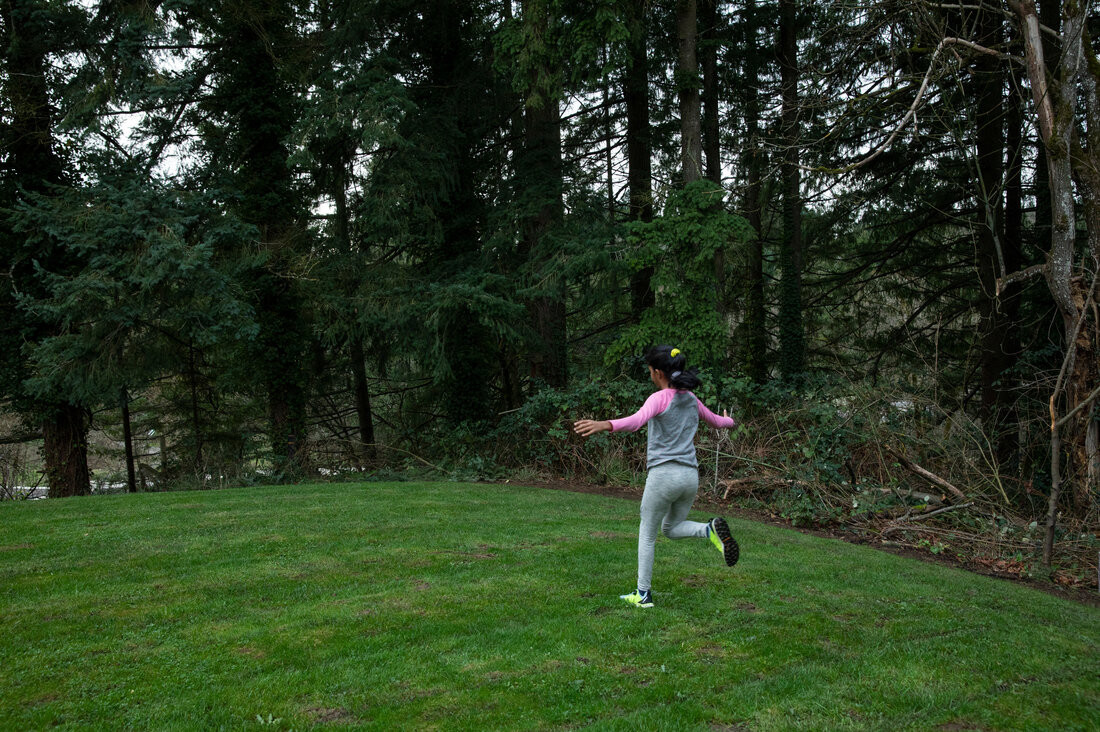 Bố mẹ nên khuyến khích trẻ tham gia các hoạt động thể chất thường xuyên để cân bằng hormone và giữ gìn vóc dáng.