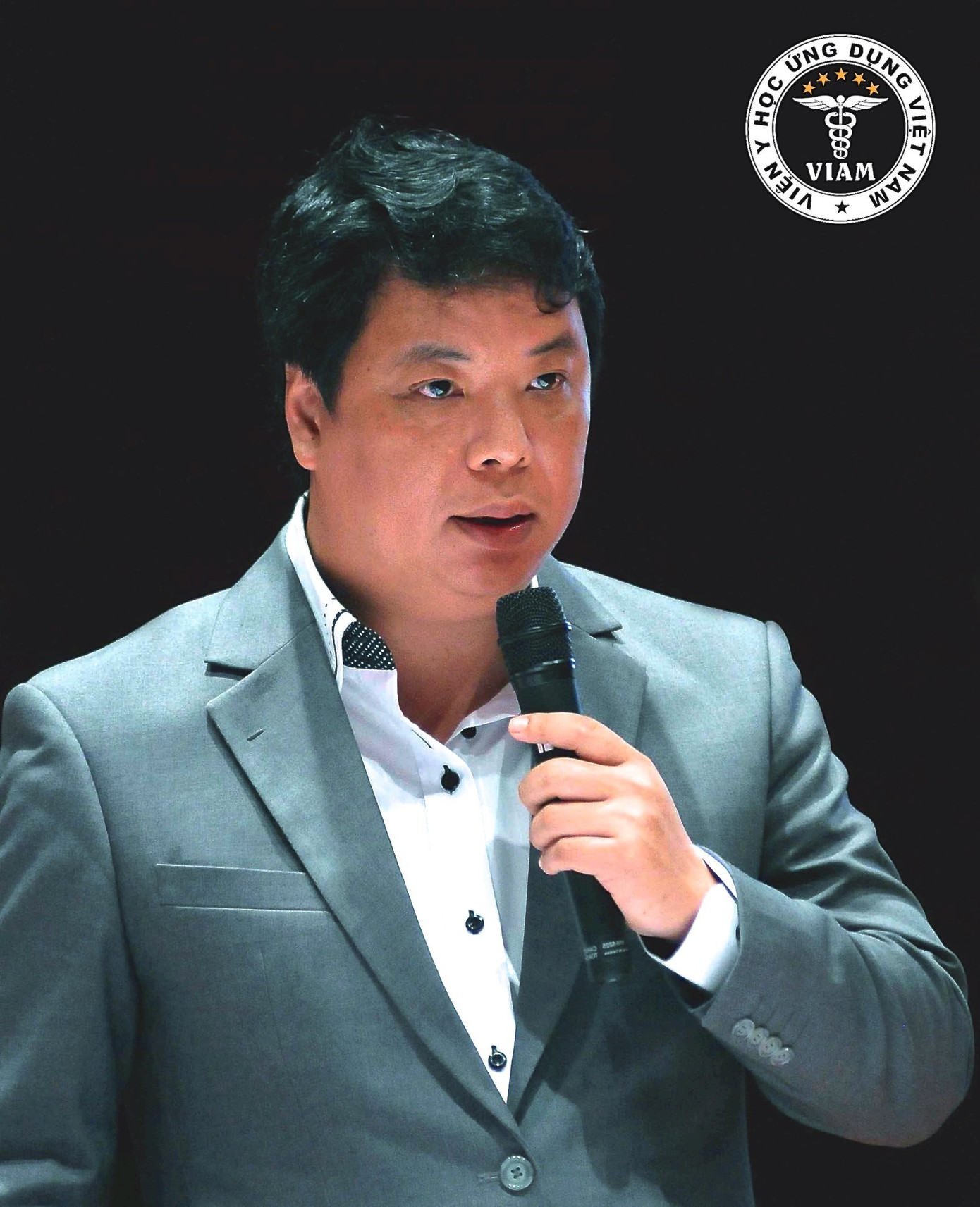 TS.BS. Trương Hồng Sơn, Viện trưởng Viện Y học ứng dụng Việt Nam. TS.BS. Trương Hồng Sơn, Viện trưởng Viện Y học ứng dụng Việt Nam.