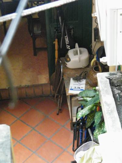 Sân chung của cả xóm biến thành phòng ăn riêng của một hộ dân. Ảnh: VTC News