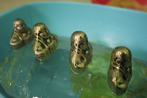 Nước đá tan chảy rất nhanh khi tiếp xúc với pho tượng như gặp phải vật nóng - Ảnh: Tiến Trình