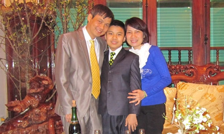 Gia đình hạnh phúc của cậu bé Nguyễn Thế Vinh. (Ảnh do gia đình nhân vật cung cấp). Gia đình hạnh phúc của cậu bé Nguyễn Thế Vinh. (Ảnh do gia đình nhân vật cung cấp)