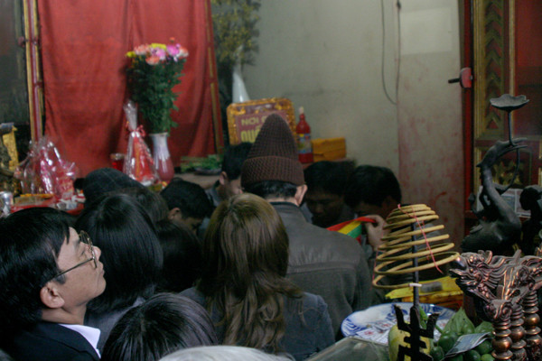 Người dân chen nhau mua Ấn trong khu vực cung cấm Đền Bảo Lộc.