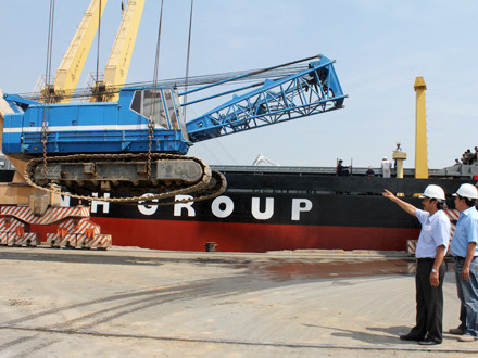Ngày 4/2 Tập đoàn HAGL bắt đầu đưa 1.300 tấn máy móc, trang thiết bị xây dựng chuyên dụng từ Việt Nam sang Thành phố Yangon bằng đường thủy để phục vụ dự án phức hợp 300 triệu USD tại Myanmar. Ảnh: Vũ Lê