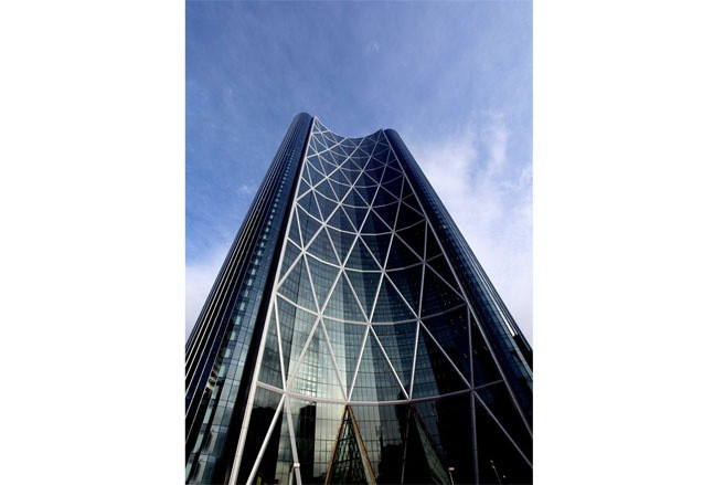 Trong ảnh là tòa nhà The Bow ở Canada, trụ sở của hãng dầu khí EnCana. Cao ốc có kiến trúc hình trăng lưỡi liềm này nhìn ra dòng sông Bow thơ mộng.