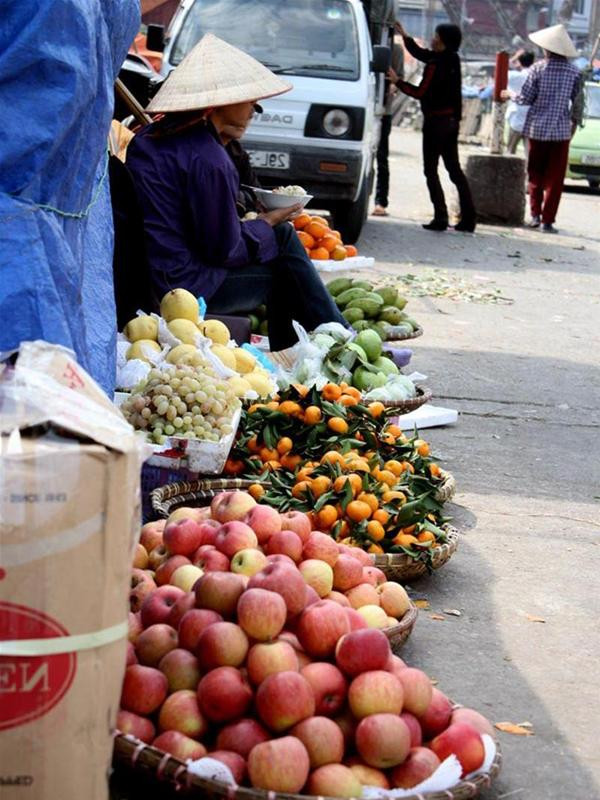 Dãy hàng hoa quả ở phía chân cầu Long Biên thường ngày nhộn nhịp, hôm nay cũng vắng khách