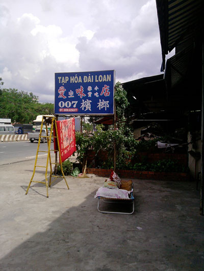 Mặt hàng được bán trong các cửa hàng của người Trung Quốc làm chủ đều được nhập từ Trung Quốc, họ quan niệm người Trung Quốc dù ở đâu cũng dùng hàng Trung Quốc