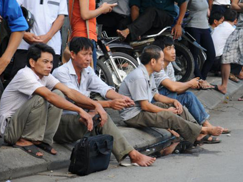 Các bậc sinh thành đều cầu mong cho con mình thi cử đỗ đạt, bước chân vào giảng đường đại học