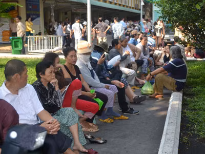 Bệnh nhân ngồi la liệt ở hành lang bệnh viện. Ảnh: Lê Nguyễn