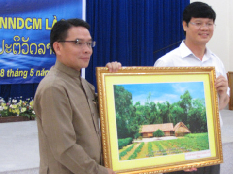 Phó Chủ tịch tỉnh Nghệ An Lê Quang Đại trao quà lưu niệm cho Bí thư TW Đoàn TNNDCM Lào Vilayvong Buddakham