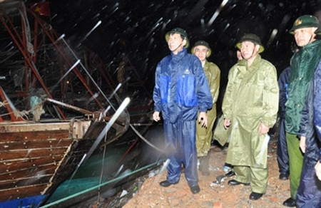 Chủ tịch UBND tỉnh Quảng Ninh Nguyễn Văn Đọc kiểm tra công tác phòng chống cơn bão số 14 tại huyện Vân Đồn. Ảnh: Báo Quảng Ninh