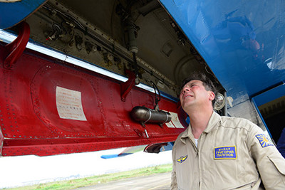 Phi công kiểm tra lại máy bay sau quãng đường từ Malaysia về Việt Nam