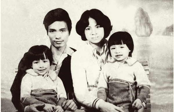 Lúc bé, cặp song sinh thường được bố mẹ cho mặc quần áo và cắt kiểu tóc ngắn giống nhau. Ngoại hình của hai chị em vẫn bị nhầm là con trai vì tính cách nghịch ngợm