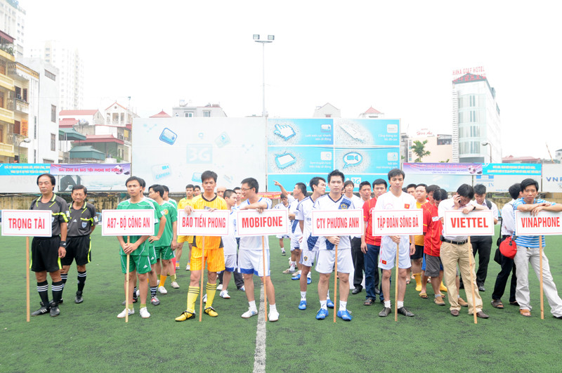 Bảy đội bóng và tổ trọng tài tham dự giải đấu