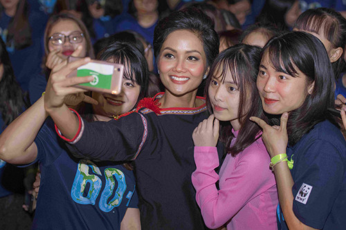 H’Hen Niê đẹp ấn tượng với váy dân tộc Ê đê kết hợp giày cao gót ảnh 4