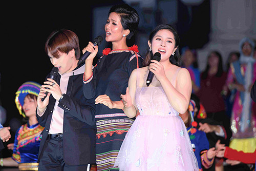 H’Hen Niê đẹp ấn tượng với váy dân tộc Ê đê kết hợp giày cao gót ảnh 3