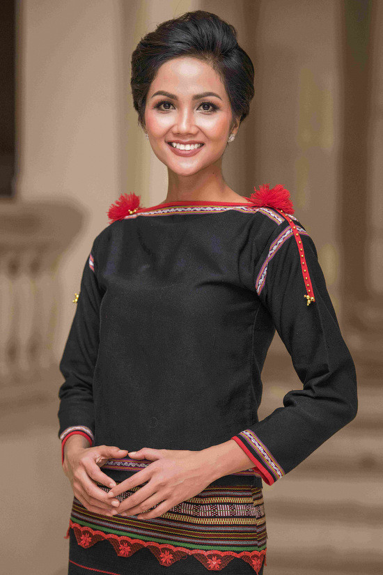 H’Hen Niê đẹp ấn tượng với váy dân tộc Ê đê kết hợp giày cao gót ảnh 2