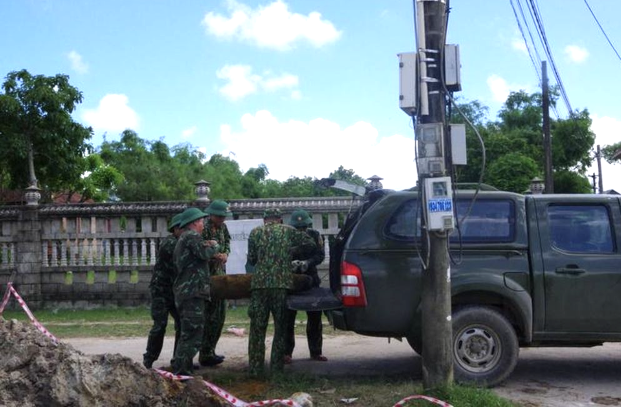 Lực lượng công binh của Bộ Chỉ huy Quân sự tỉnh Quảng Trị di chuyển quả bom đến nơi tập kết, chờ huỷ nổ theo quy định. Lực lượng công binh của Bộ Chỉ huy Quân sự tỉnh Quảng Trị di chuyển quả bom đến nơi tập kết, chờ huỷ nổ theo quy định.