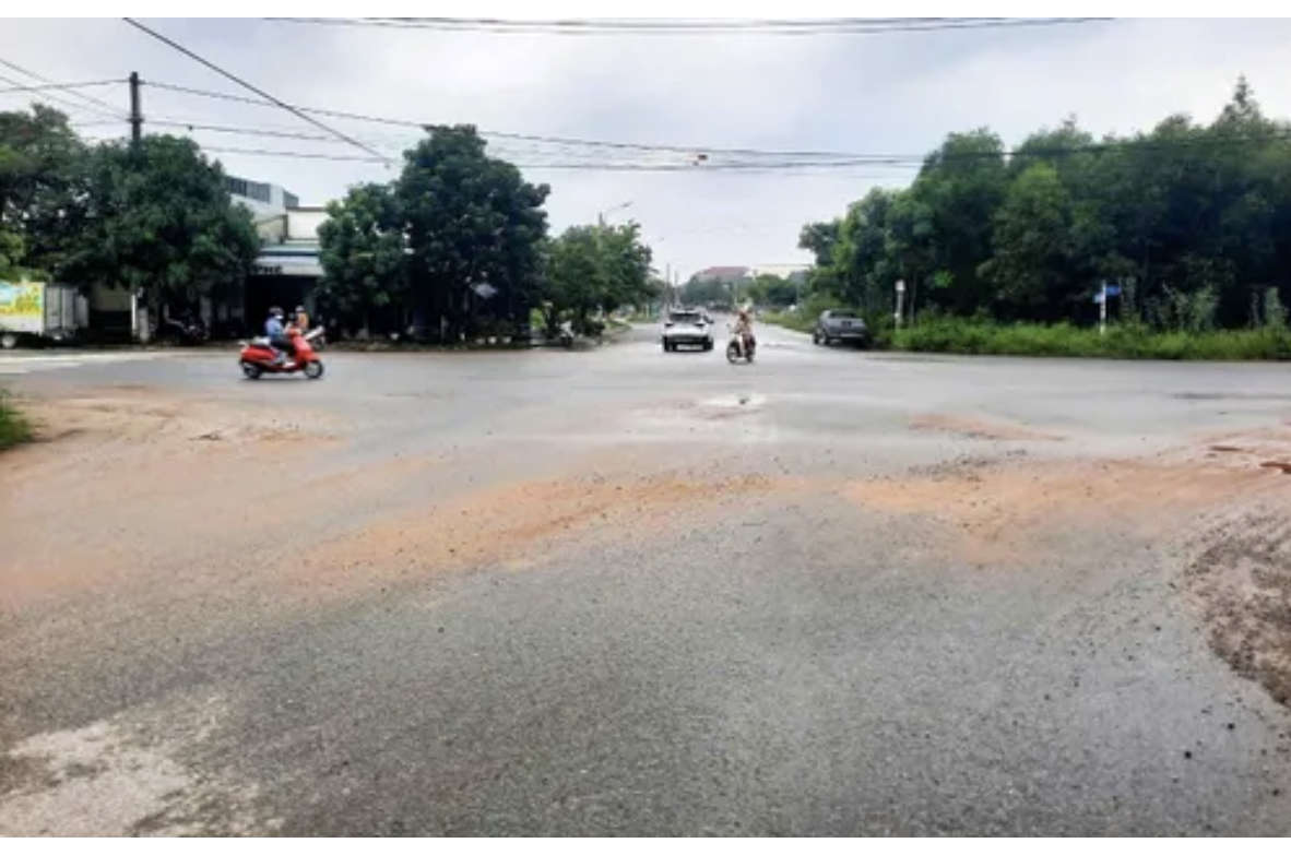 Ngã tư nút giao đường Lê Lợi - Đại Cồ Việt - Nguyễn Hữu Khiếu ở TP Đông Hà là 1/7 điểm đen tiềm ẩn tai nạn giao thông tại tỉnh Quảng Trị. Ảnh: Ban ATGT Ngã tư nút giao đường Lê Lợi - Đại Cồ Việt - Nguyễn Hữu Khiếu ở TP Đông Hà là 1/7 điểm đen tiềm ẩn tai nạn giao thông tại tỉnh Quảng Trị. Ảnh: Ban ATGT