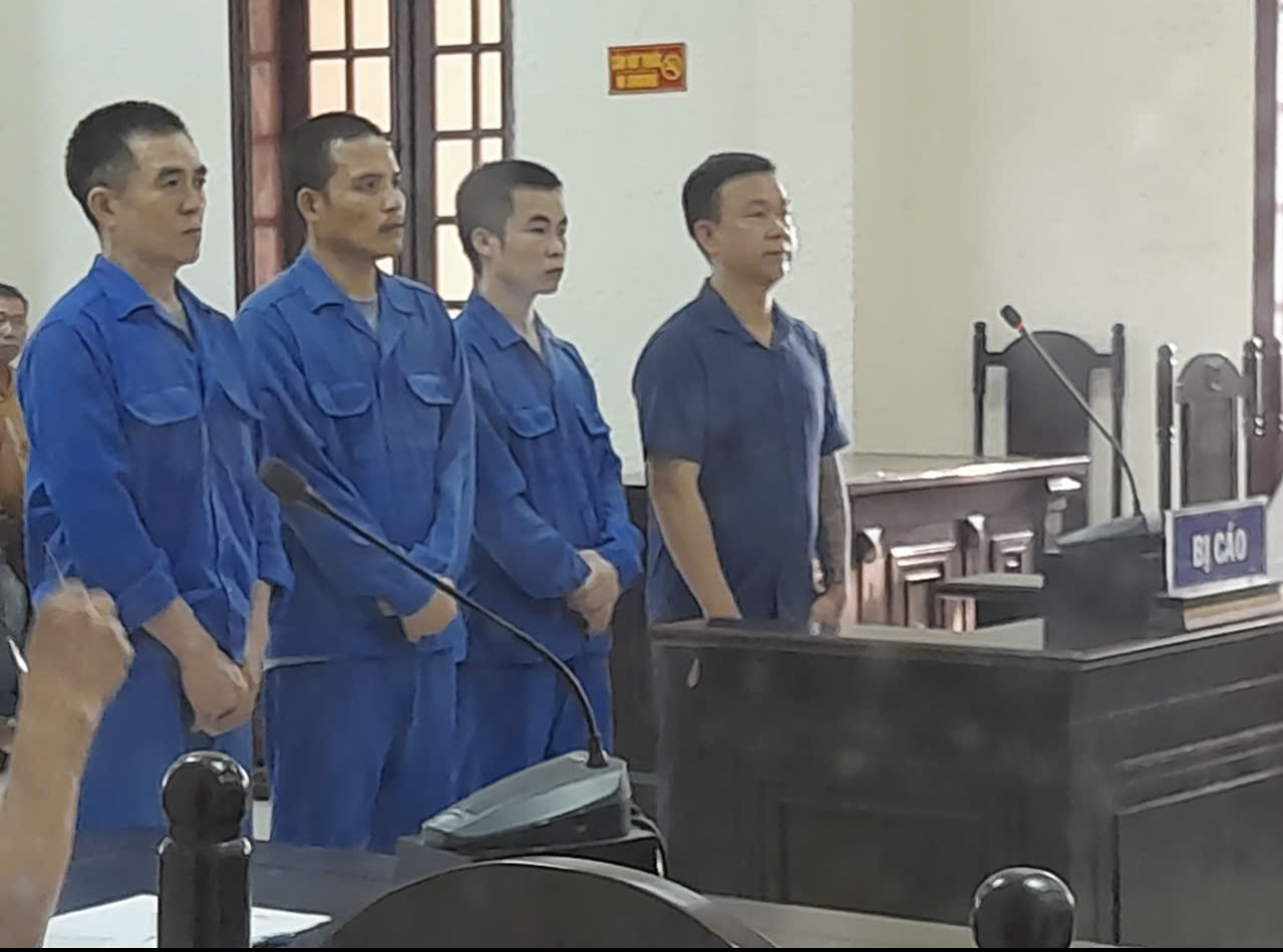 Bị cáo Trần Hùng Hiệp (bìa phải ảnh) và 3 bị cáo người Lào là Ki Keo Ta Luong Lat, Non Tha Vat Det Mi Xay, Pau Xay Vi Sit. Ảnh: TAQT Bị cáo Trần Hùng Hiệp (bìa phải ảnh) và 3 bị cáo người Lào là Ki Keo Ta Luong Lat, Non Tha Vat Det Mi Xay, Pau Xay Vi Sit. Ảnh: TAQT
