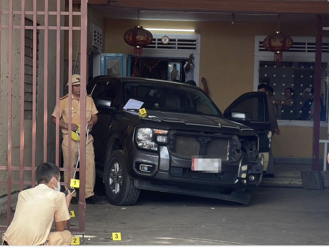 Tài xế trong lúc lùi xe thì bị mất lái, đã tông vào nhà dân làm một người tử vong. Ảnh: CA Tài xế trong lúc lùi xe thì bị mất lái, đã tông vào nhà dân làm một người tử vong. Ảnh: CA