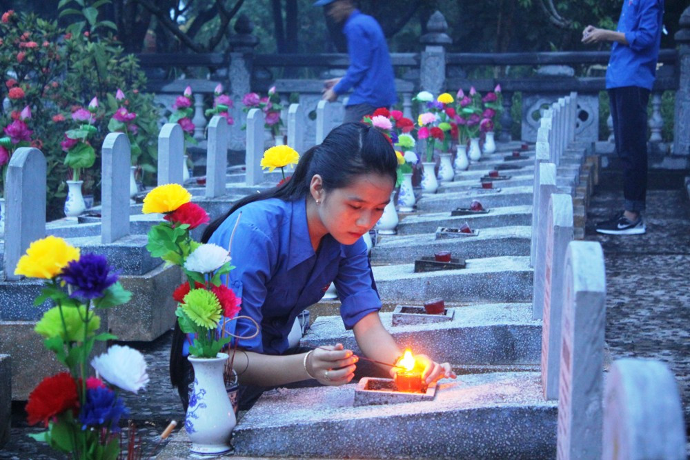 Tuổi trẻ Quảng Trị thắp nến tri ân liệt sỹ (Ảnh minh họa).