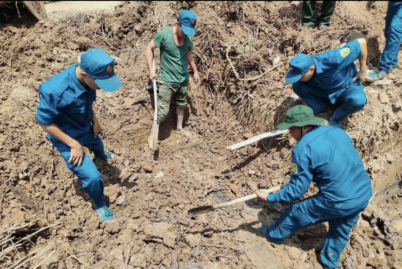 Tìm kiếm, quy tập hài cốt liệt sĩ ở Tà Rùng. Tìm kiếm, quy tập hài cốt liệt sĩ ở Tà Rùng.