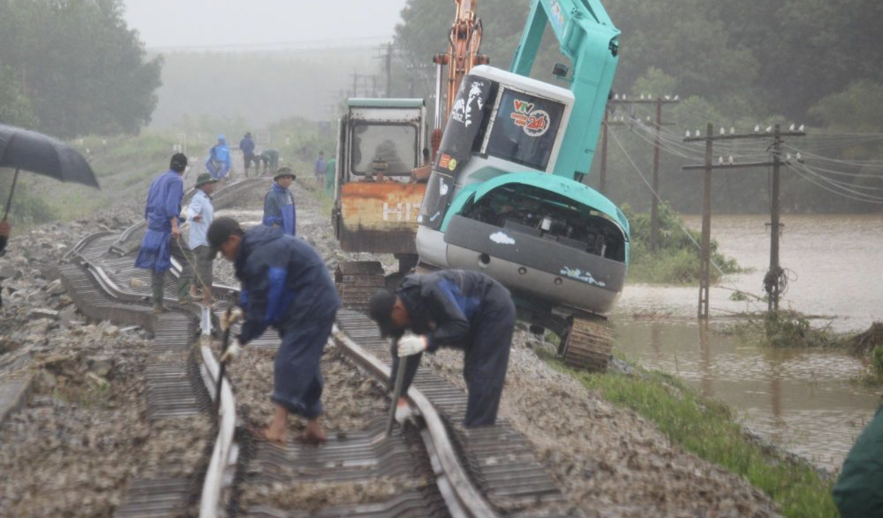 Công nhân đang khắc phục sự cố ở khu gian Sa Lung-Tiên An. Công nhân đang khắc phục sự cố ở khu gian Sa Lung-Tiên An.