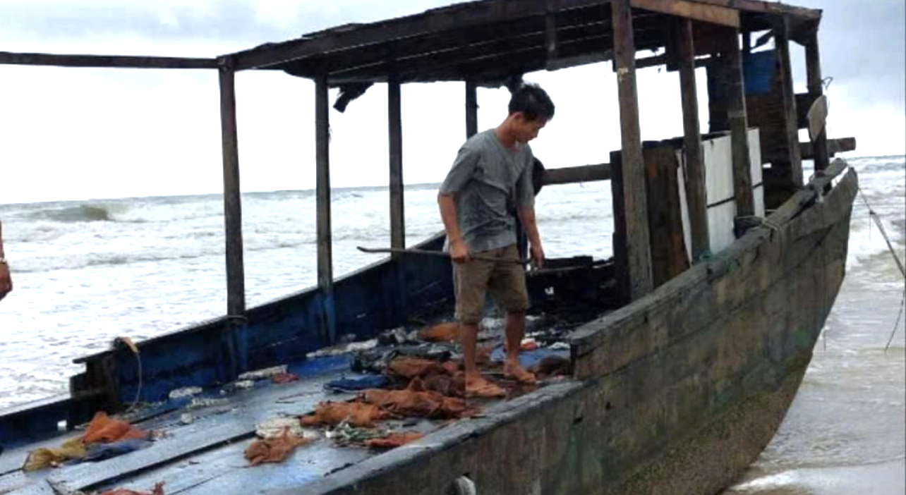 Người dân phát hiện chiếc tàu có chữ nước ngoài trôi dạt vào bờ biển tỉnh Quảng Trị. Người dân phát hiện chiếc tàu có chữ nước ngoài trôi dạt vào bờ biển tỉnh Quảng Trị.
