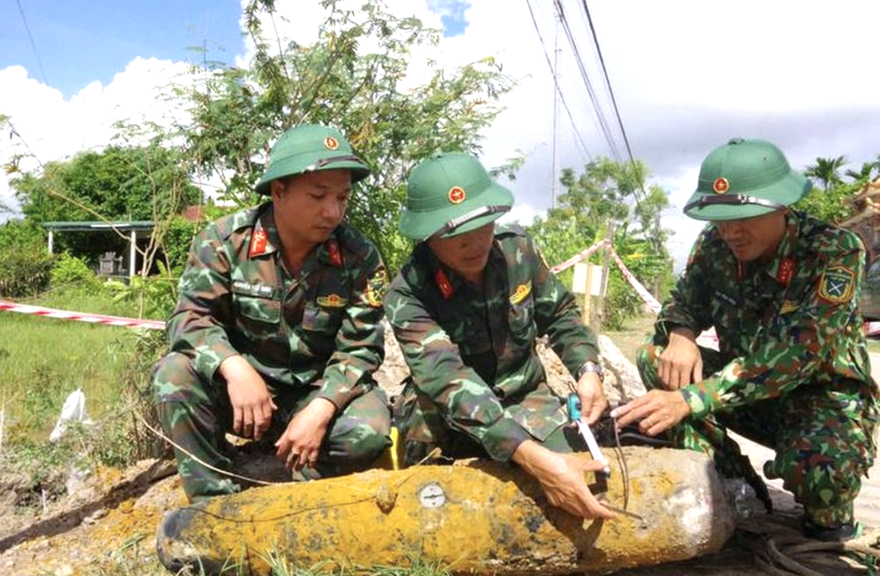 Quả bom được xác định là loại bom có ký hiệu MK8, sót lại từ thời chiến tranh, có trọng lượng 113kg, dài 1,1m. Quả bom được xác định là loại bom có ký hiệu MK8, sót lại từ thời chiến tranh, có trọng lượng 113kg, dài 1,1m.