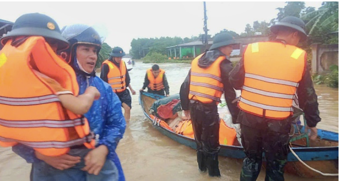 Lực lượng chức năng tỉnh Quảng Trị hỗ trợ người dân trong mưa lũ. Lực lượng chức năng tỉnh Quảng Trị hỗ trợ người dân trong mưa lũ.
