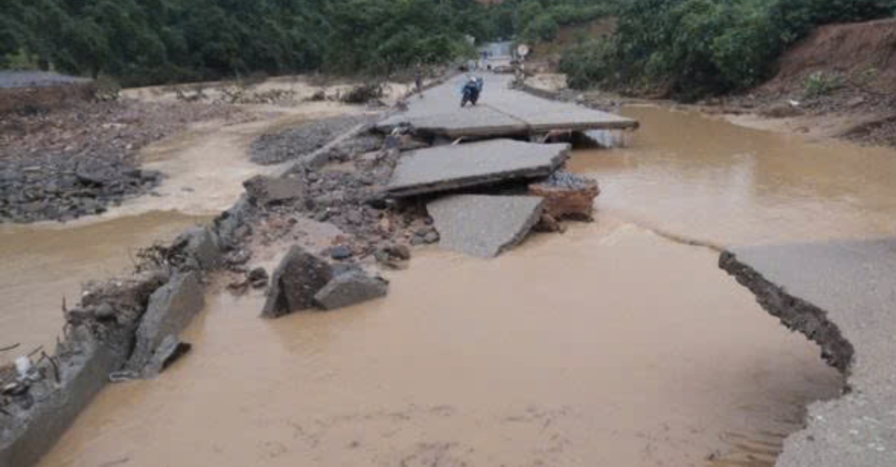 Tuyến đường chính kết nối trung tâm huyện Vĩnh Linh đến xã Vĩnh Ô bị sạt lở, hư hỏng nặng sau mưa lũ khiến việc đi lại khó khăn. Tuyến đường chính kết nối trung tâm huyện Vĩnh Linh đến xã Vĩnh Ô bị sạt lở, hư hỏng nặng sau mưa lũ khiến việc đi lại khó khăn.