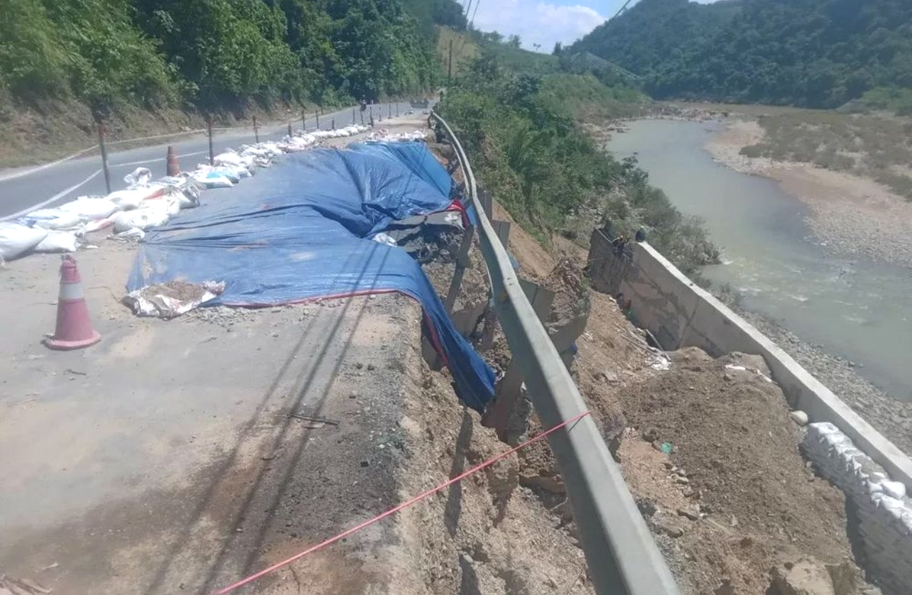 Sạt lở trên Quốc lộ 9. Sạt lở trên Quốc lộ 9.